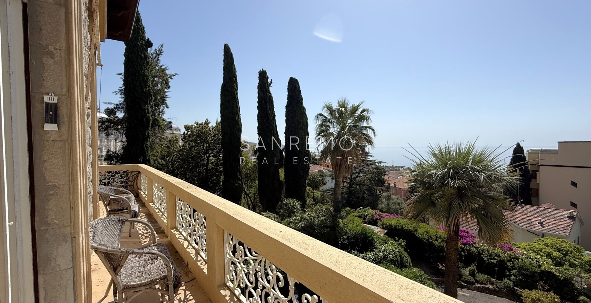 Prestigious apartment in a villa with stunning sea views
