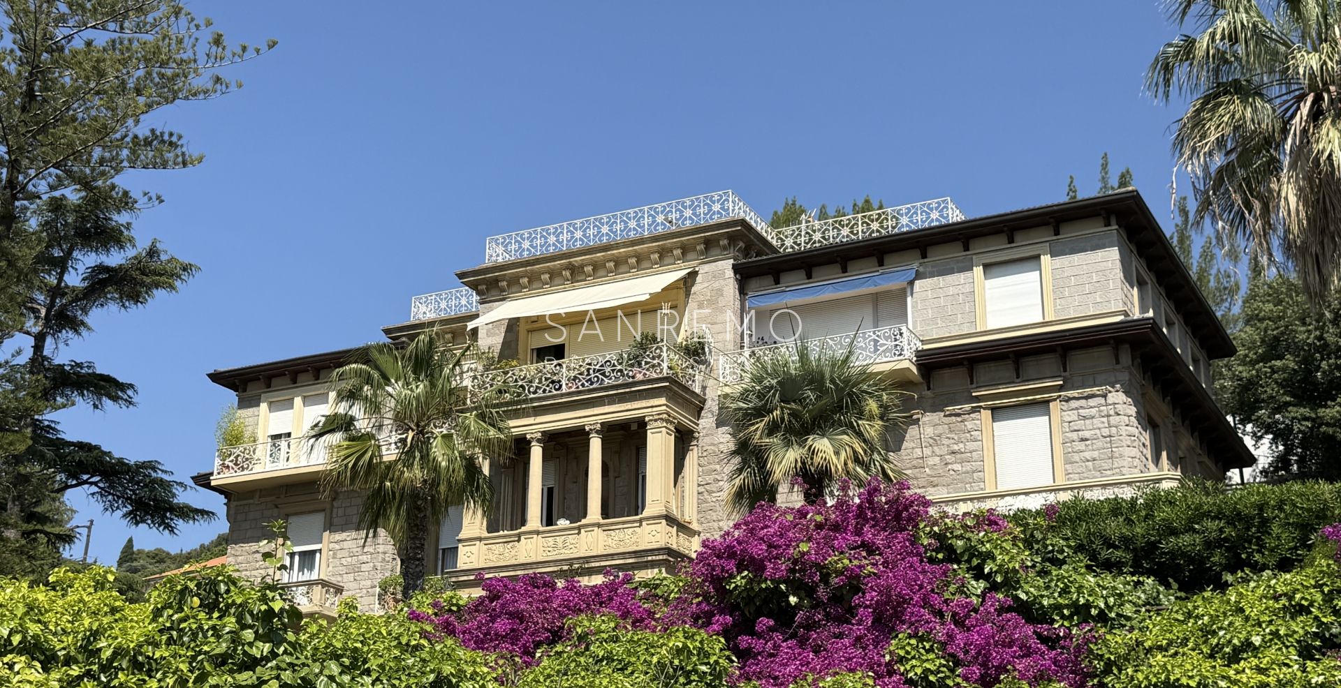 Prestigious apartment in a villa with stunning sea views