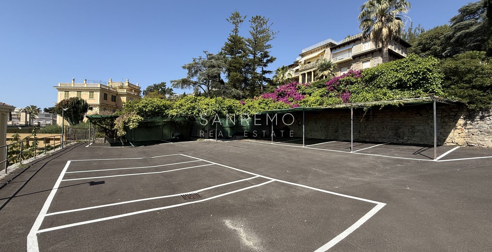 Prestigious apartment in a villa with stunning sea views