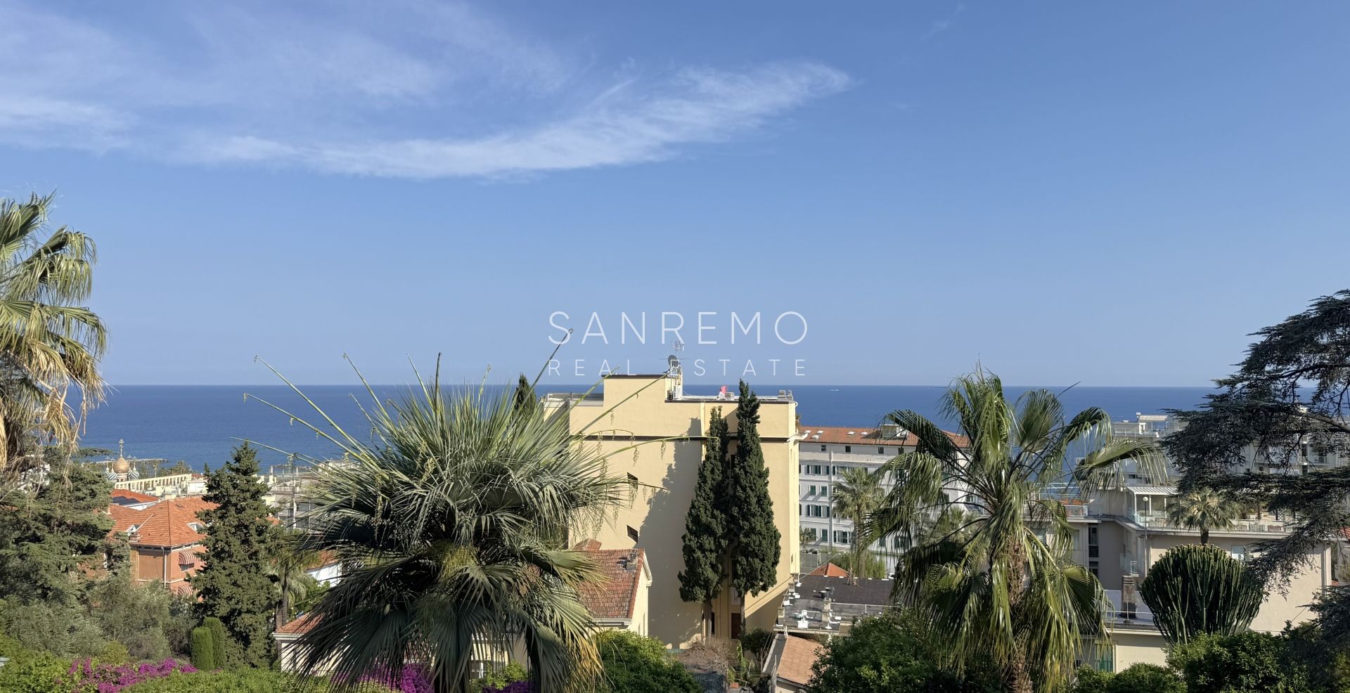 Prestigious apartment in a villa with stunning sea views