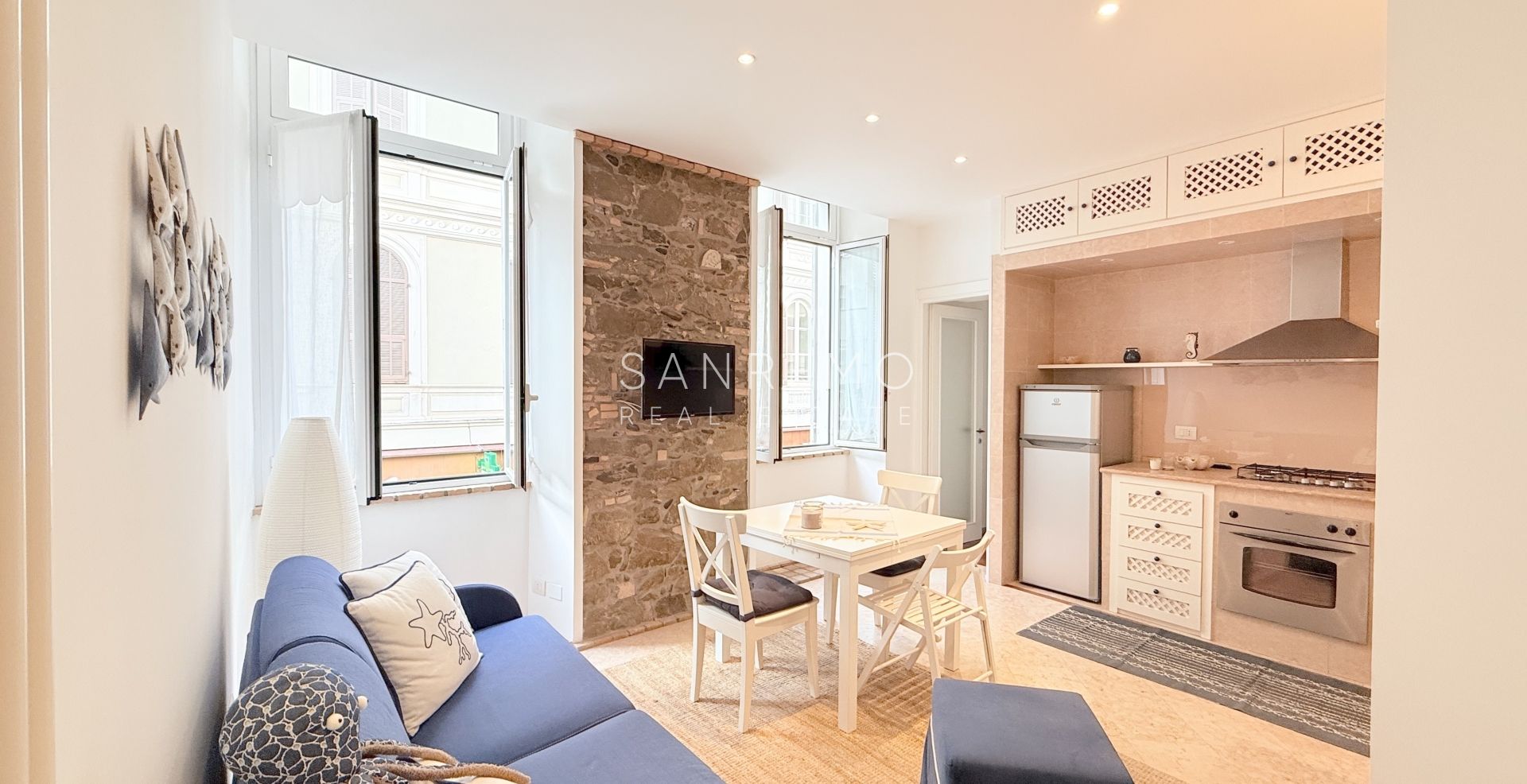 Beautifully renovated apartment in a historic building in the heart of the city