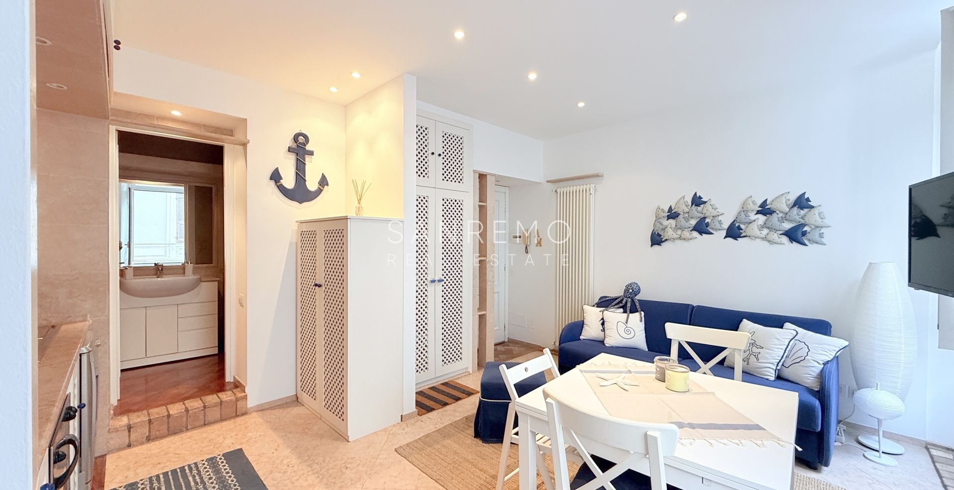 Beautifully renovated apartment in a historic building in the heart of the city