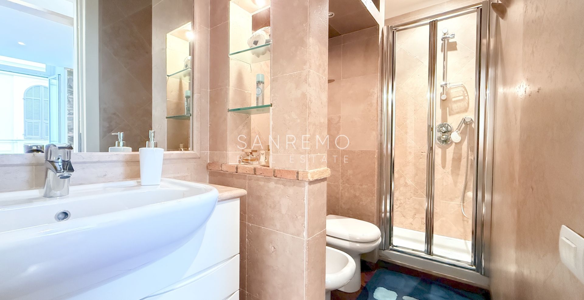 Beautifully renovated apartment in a historic building in the heart of the city