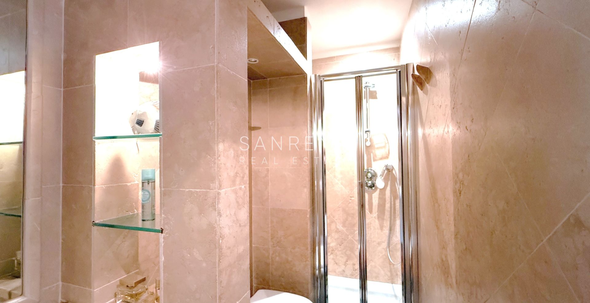 Beautifully renovated apartment in a historic building in the heart of the city