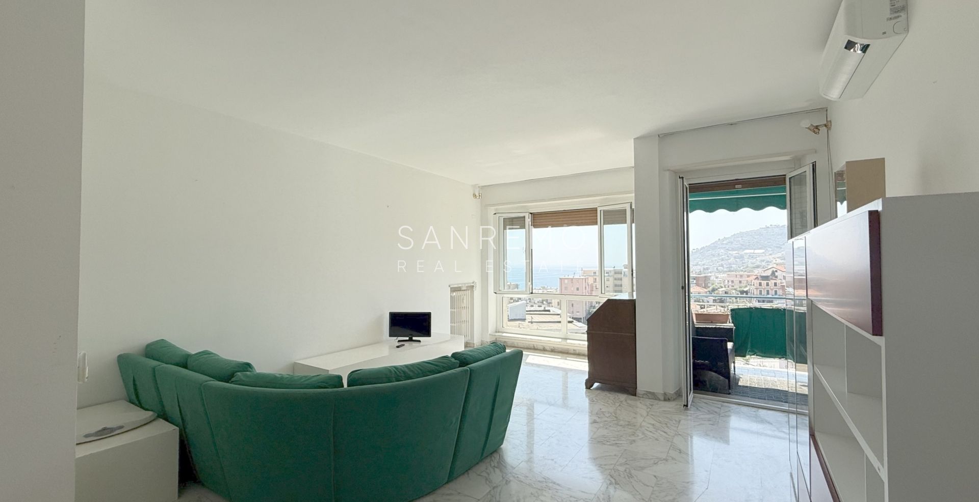 Bright apartment with a terrace just a few minutes' walk from the sea