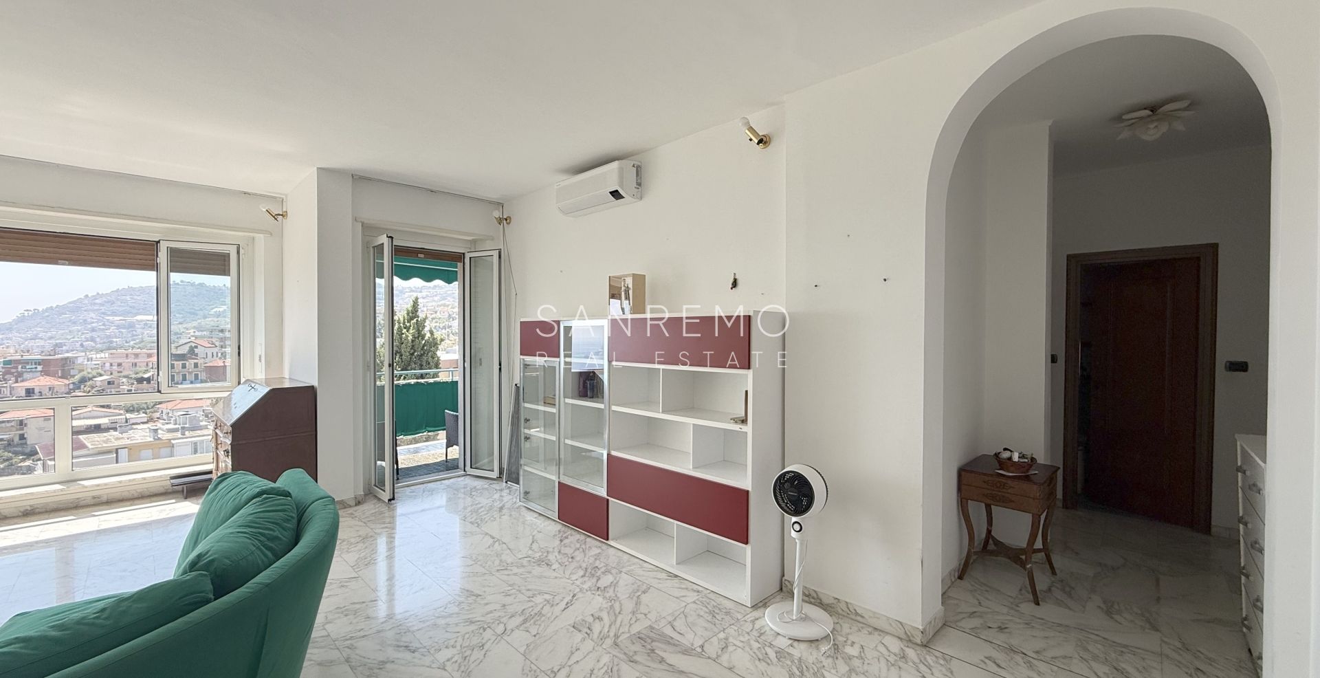 Bright apartment with a terrace just a few minutes' walk from the sea