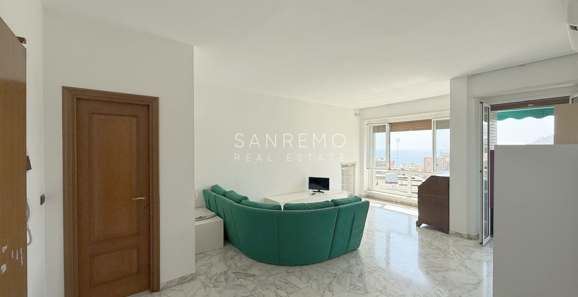 Bright apartment with a terrace just a few minutes' walk from the sea