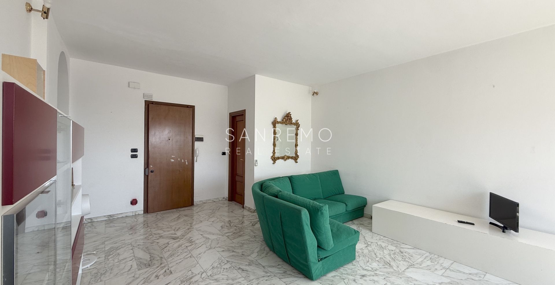 Bright apartment with a terrace just a few minutes' walk from the sea