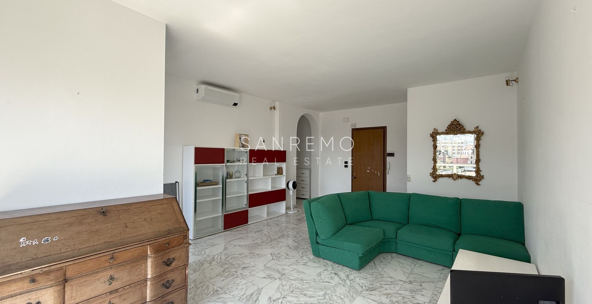Bright apartment with a terrace just a few minutes' walk from the sea