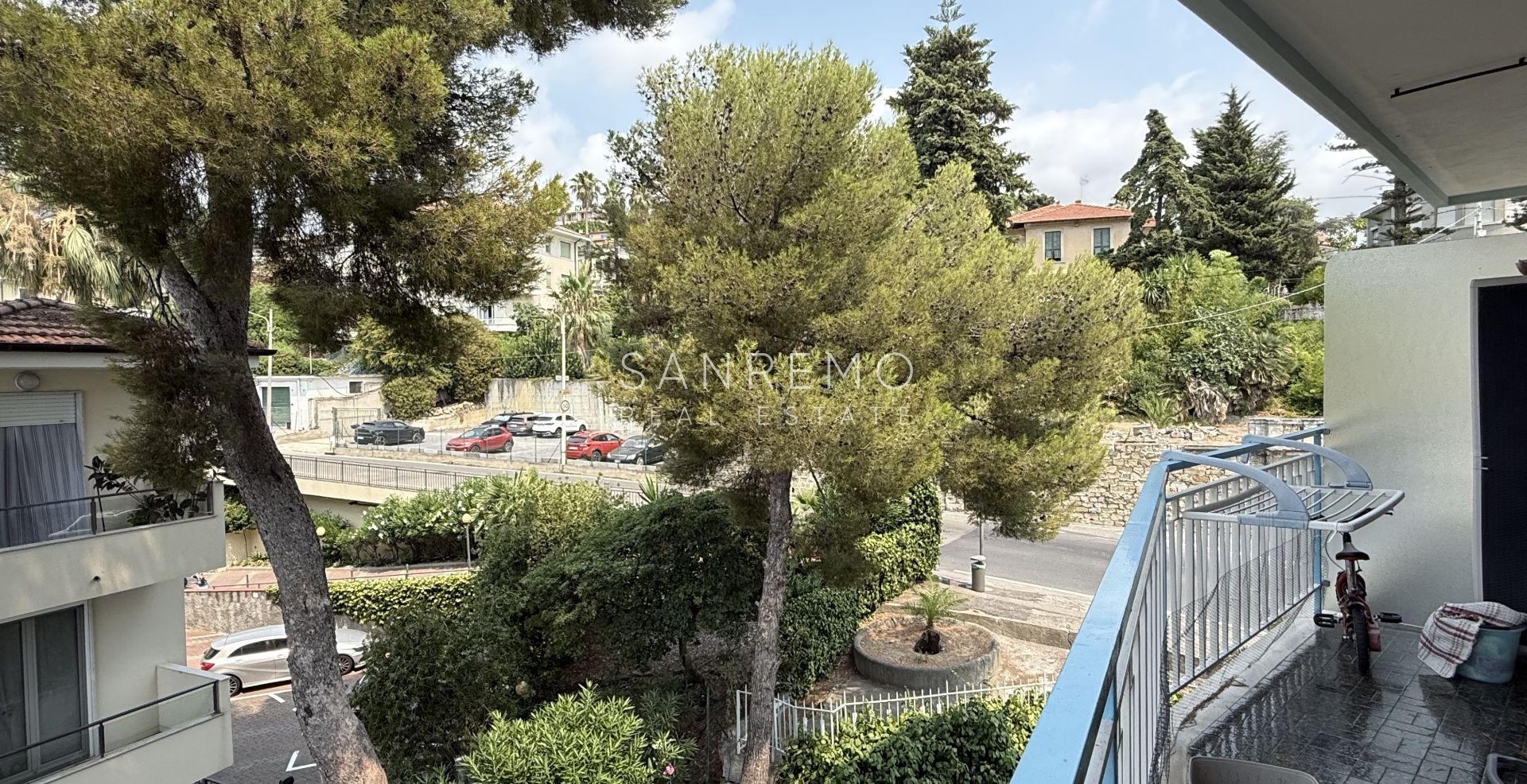 Bright apartment with a terrace just a few minutes' walk from the sea