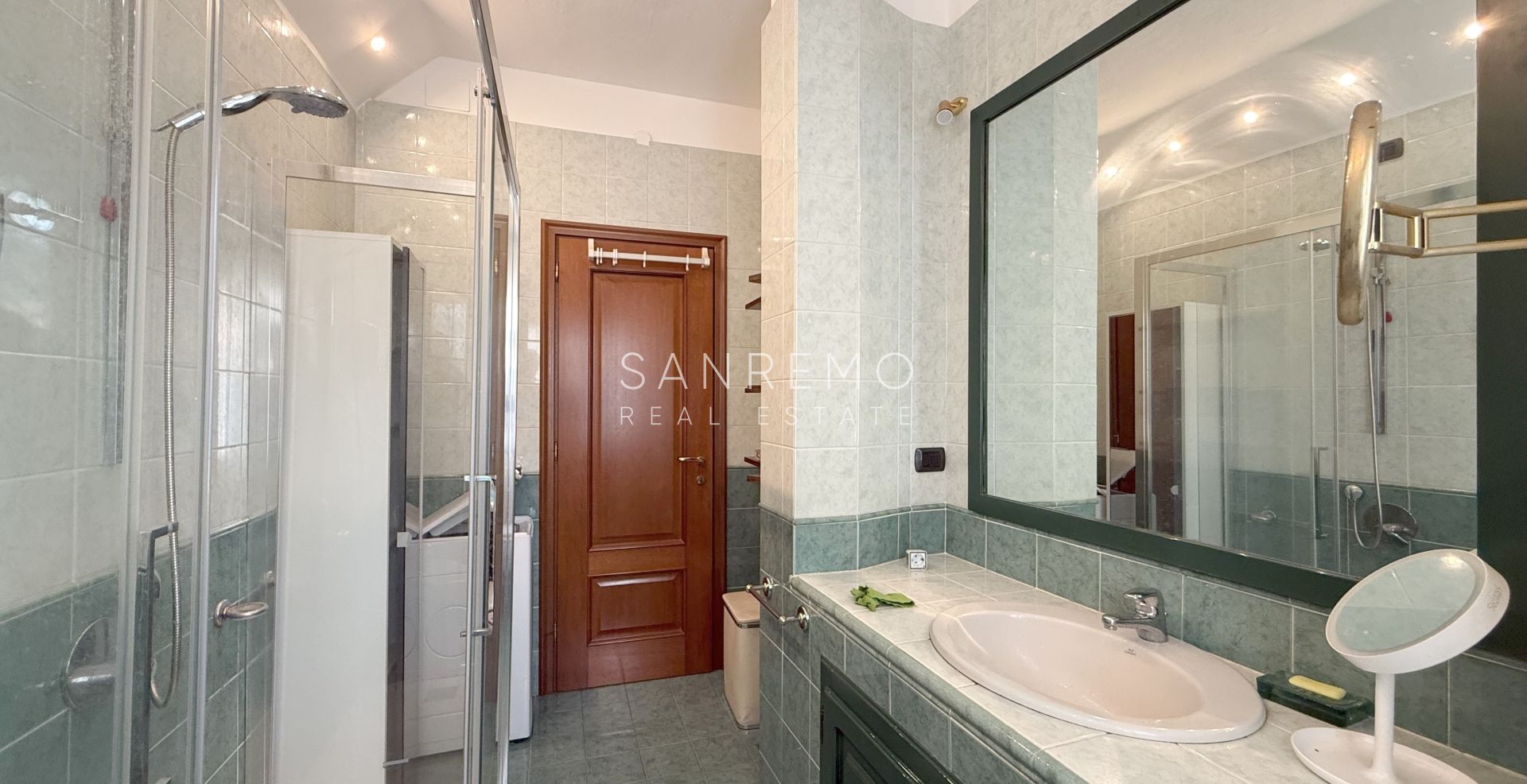 Bright apartment with a terrace just a few minutes' walk from the sea