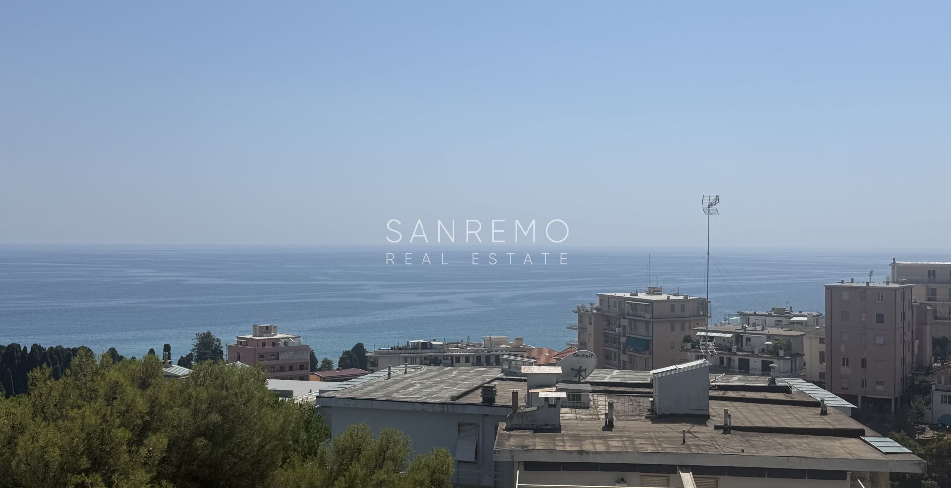 Bright apartment with a terrace just a few minutes' walk from the sea