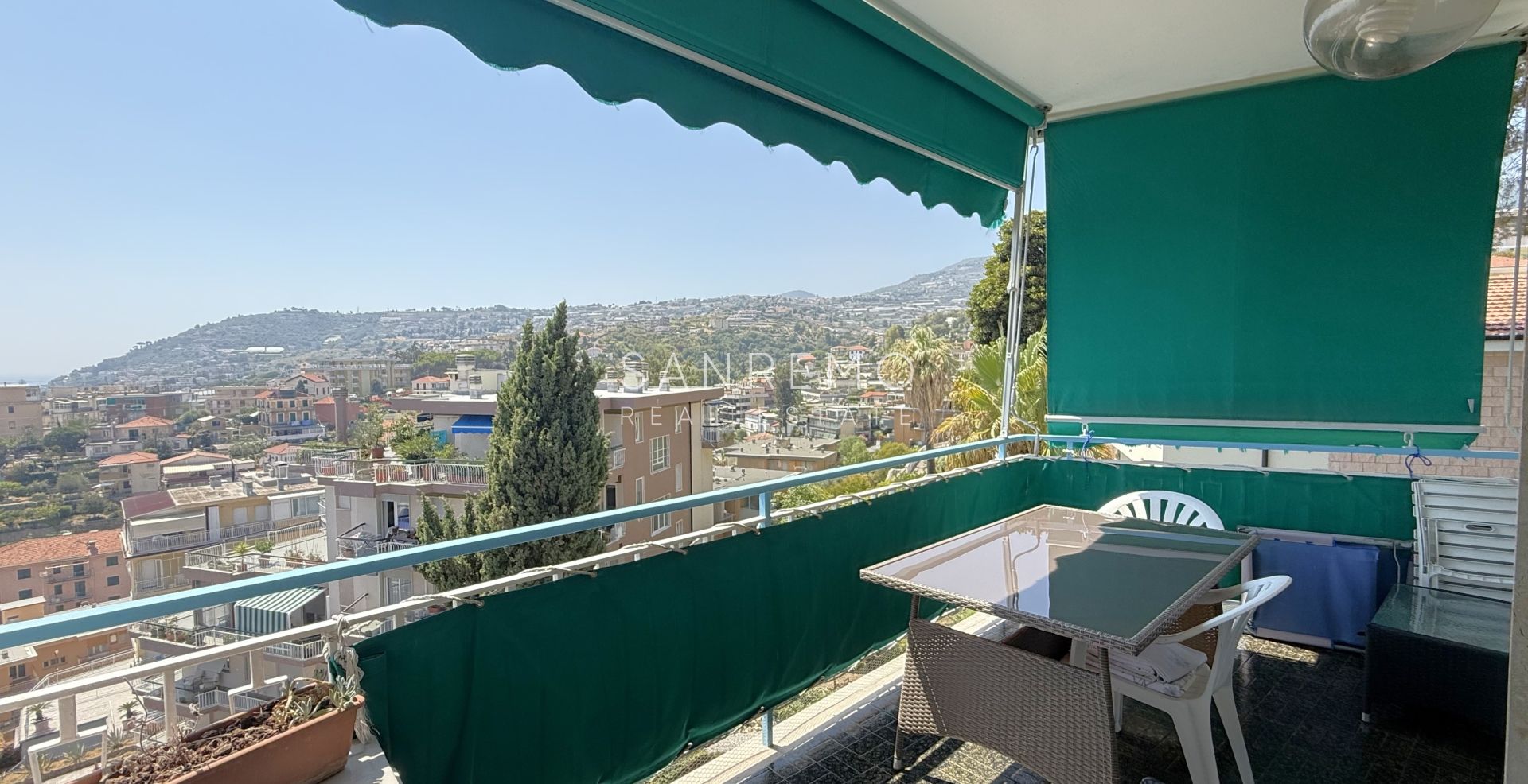 Bright apartment with a terrace just a few minutes' walk from the sea