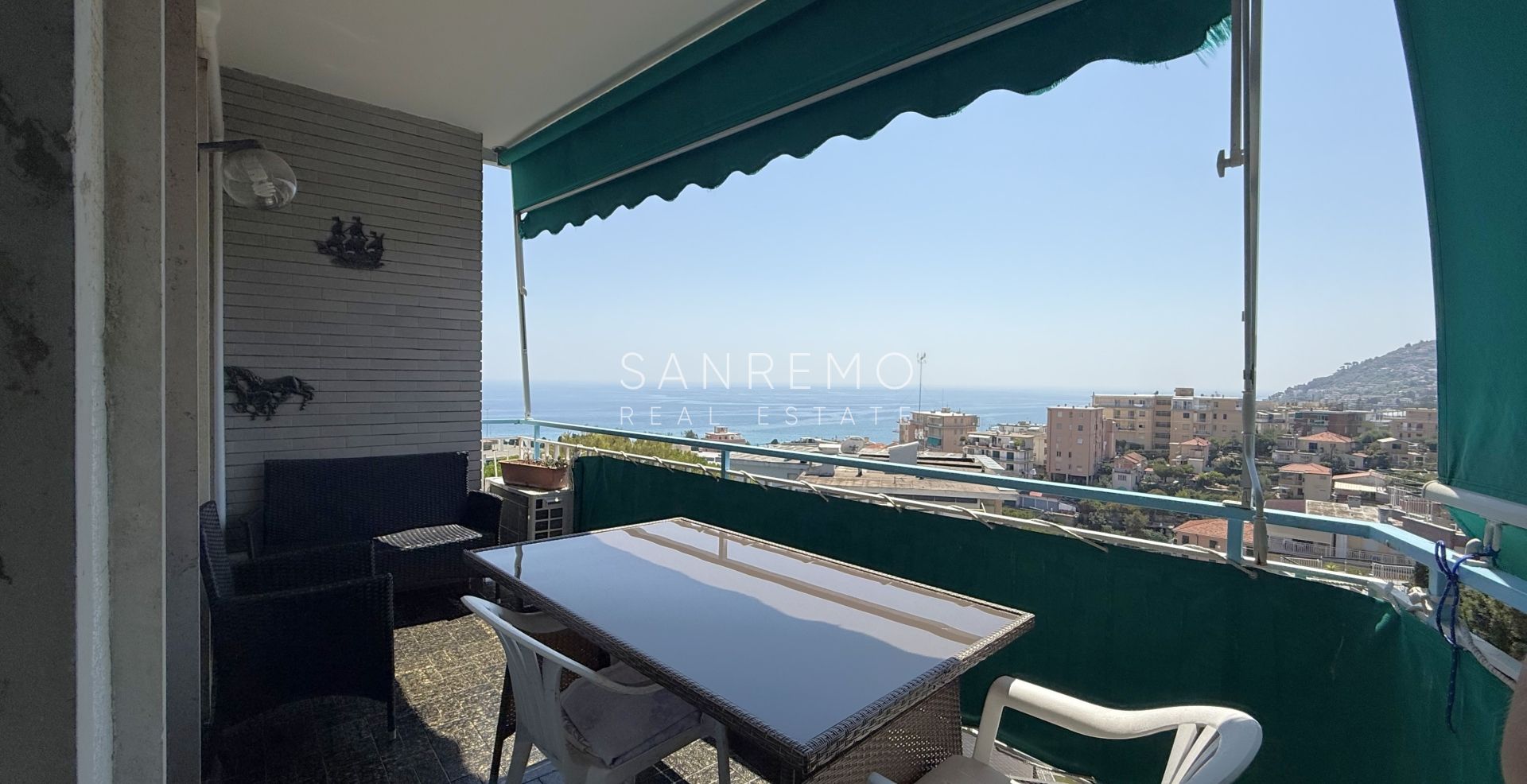 Bright apartment with a terrace just a few minutes' walk from the sea