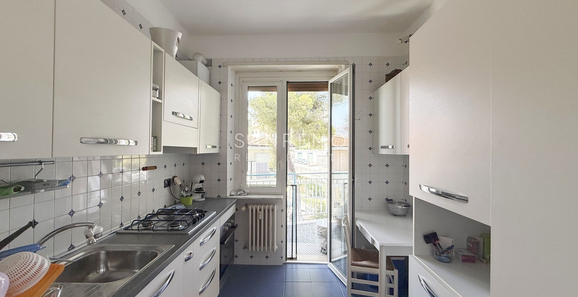 Bright apartment with a terrace just a few minutes' walk from the sea