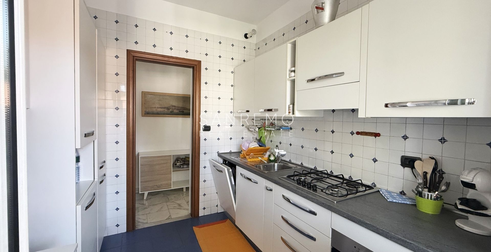 Bright apartment with a terrace just a few minutes' walk from the sea