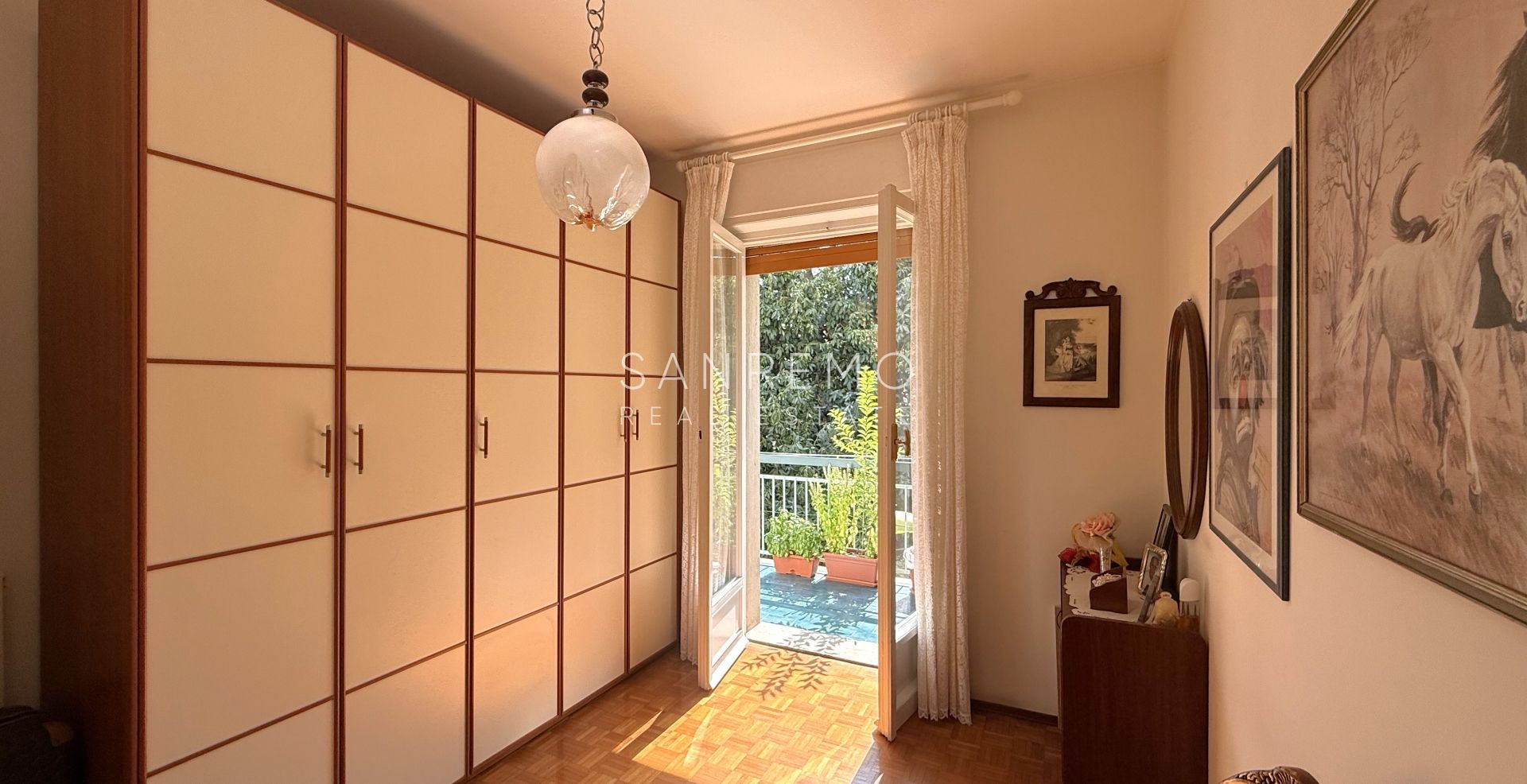 Bright four-room apartment just a few metres from the market square
