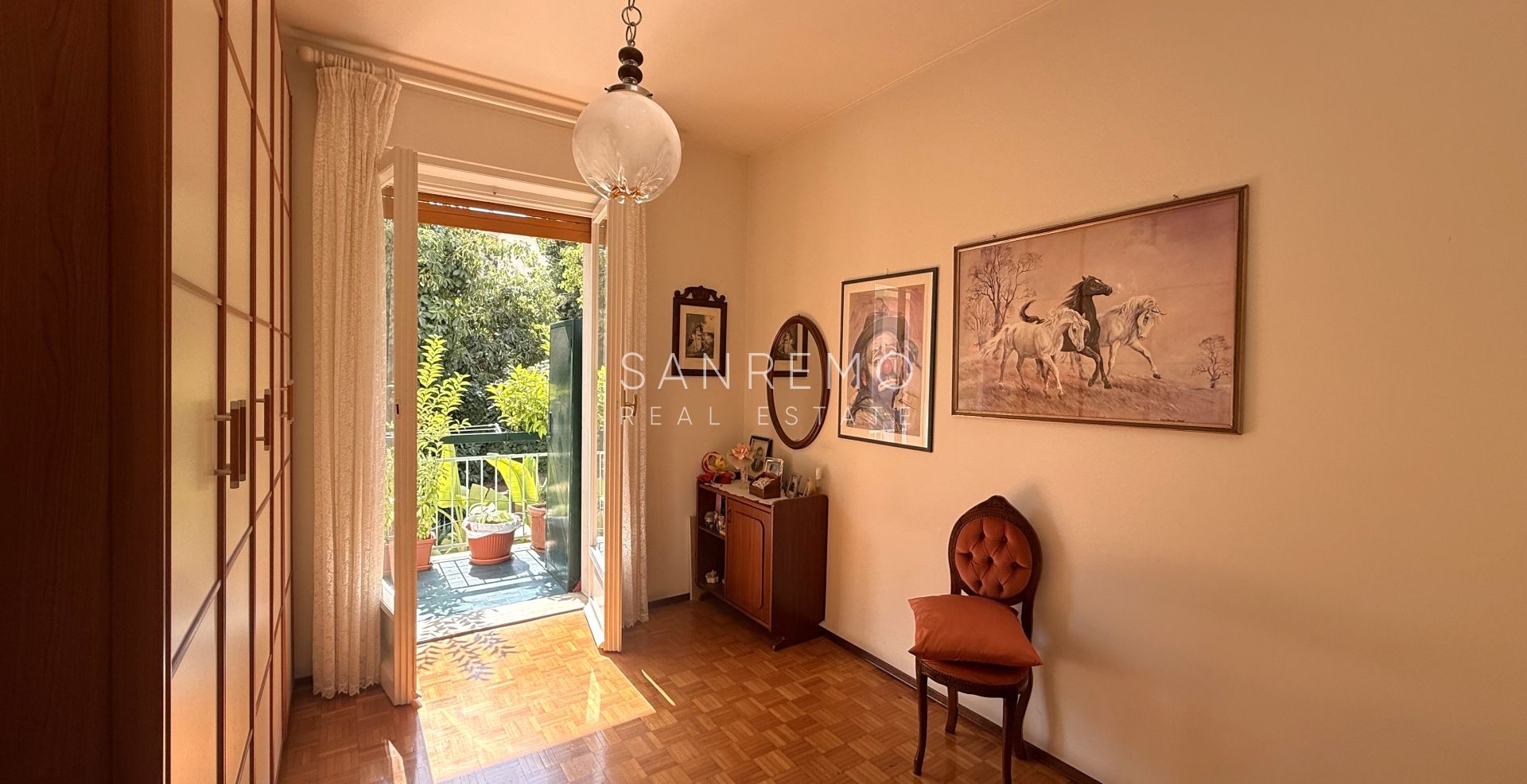 Bright four-room apartment just a few metres from the market square
