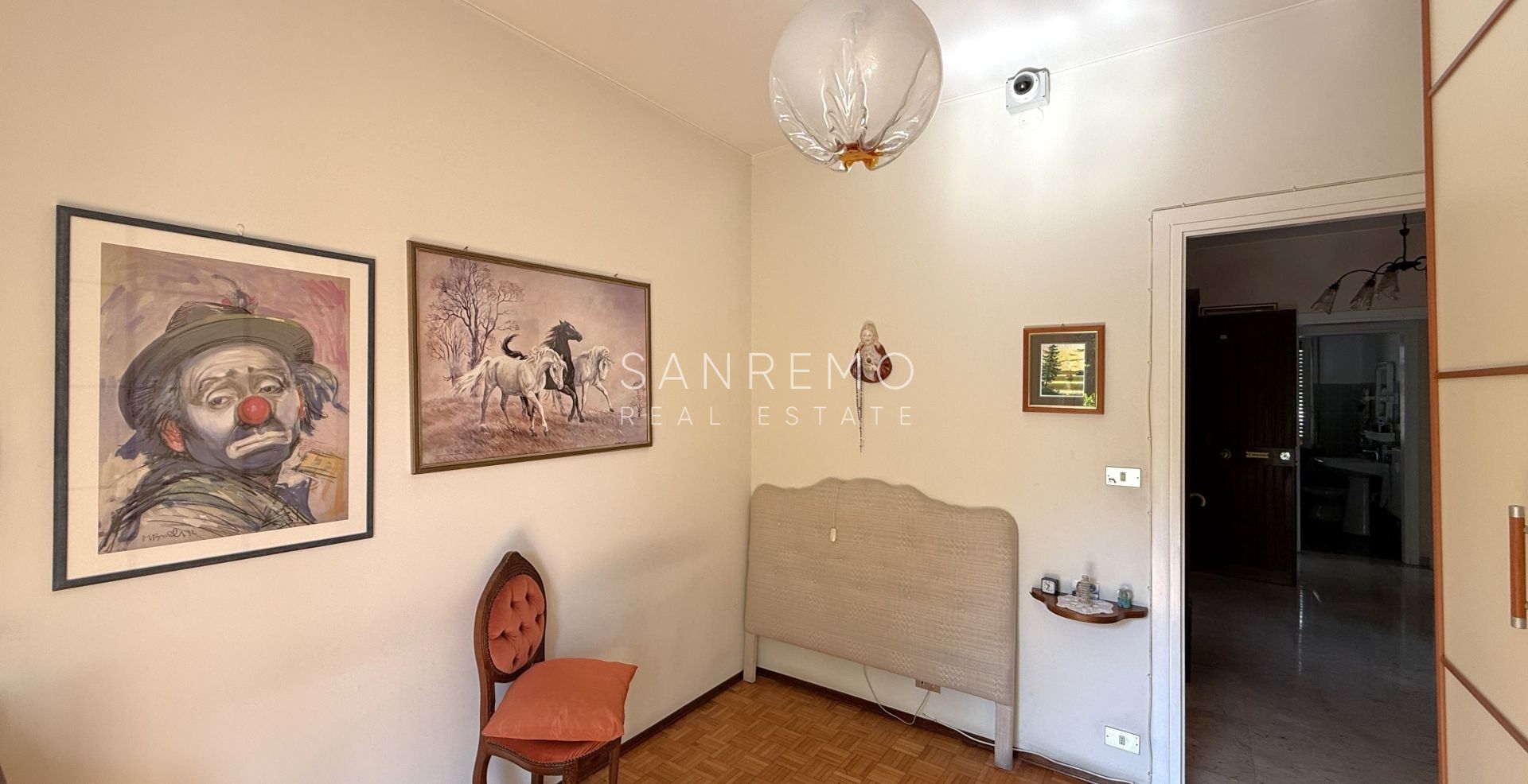 Bright four-room apartment just a few metres from the market square