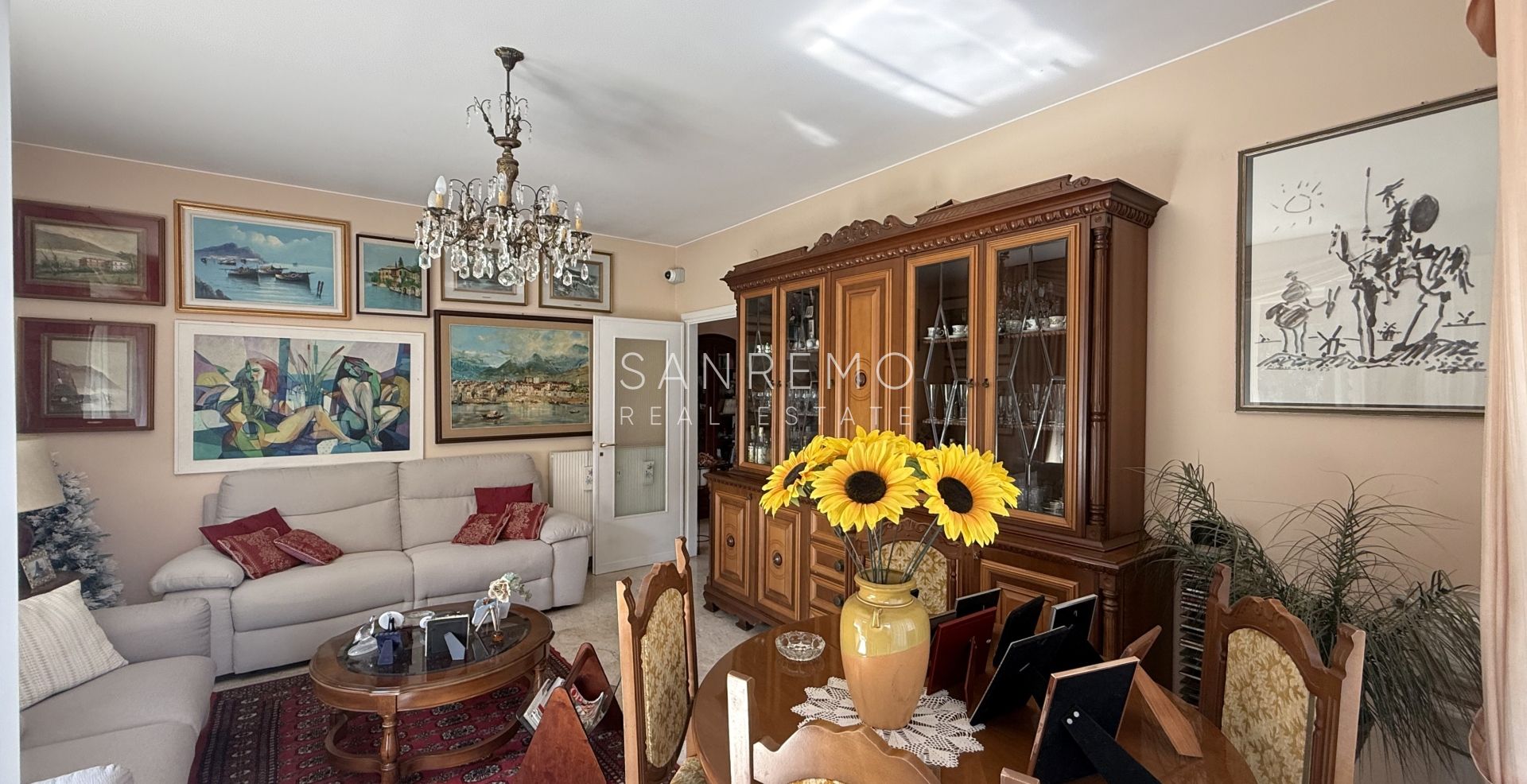 Bright four-room apartment just a few metres from the market square