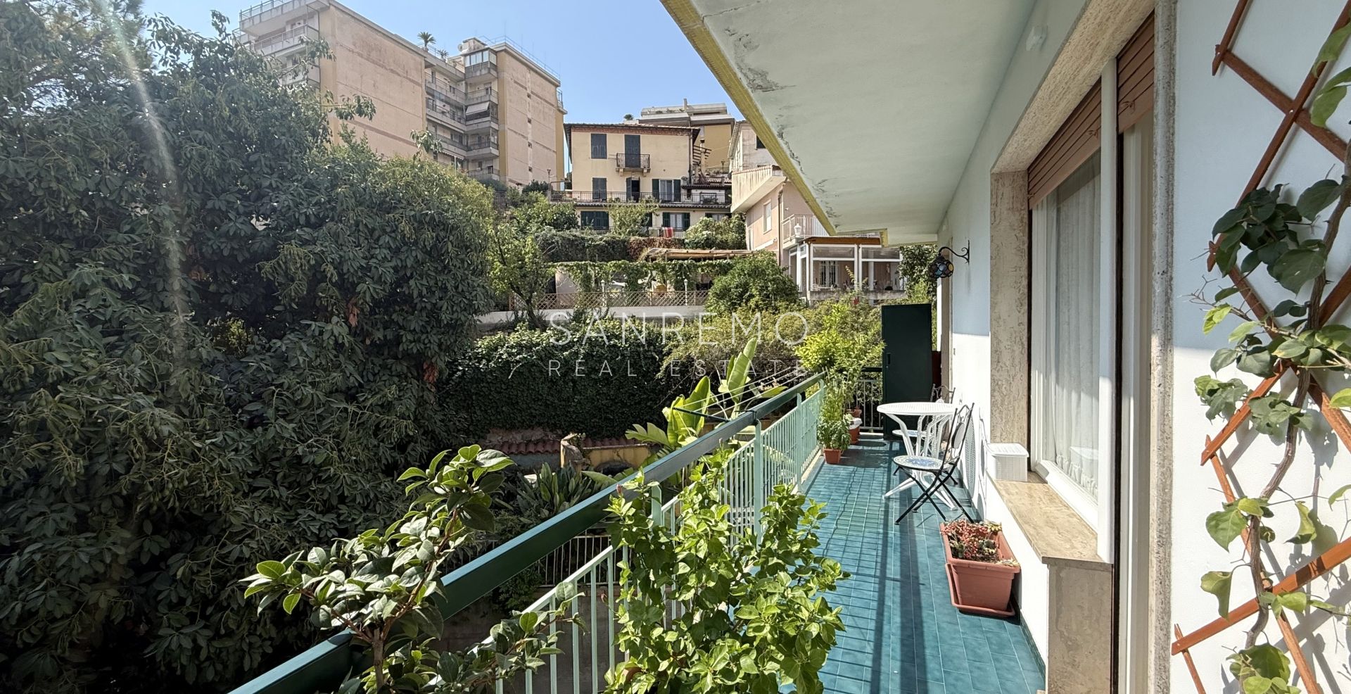 Bright four-room apartment just a few metres from the market square