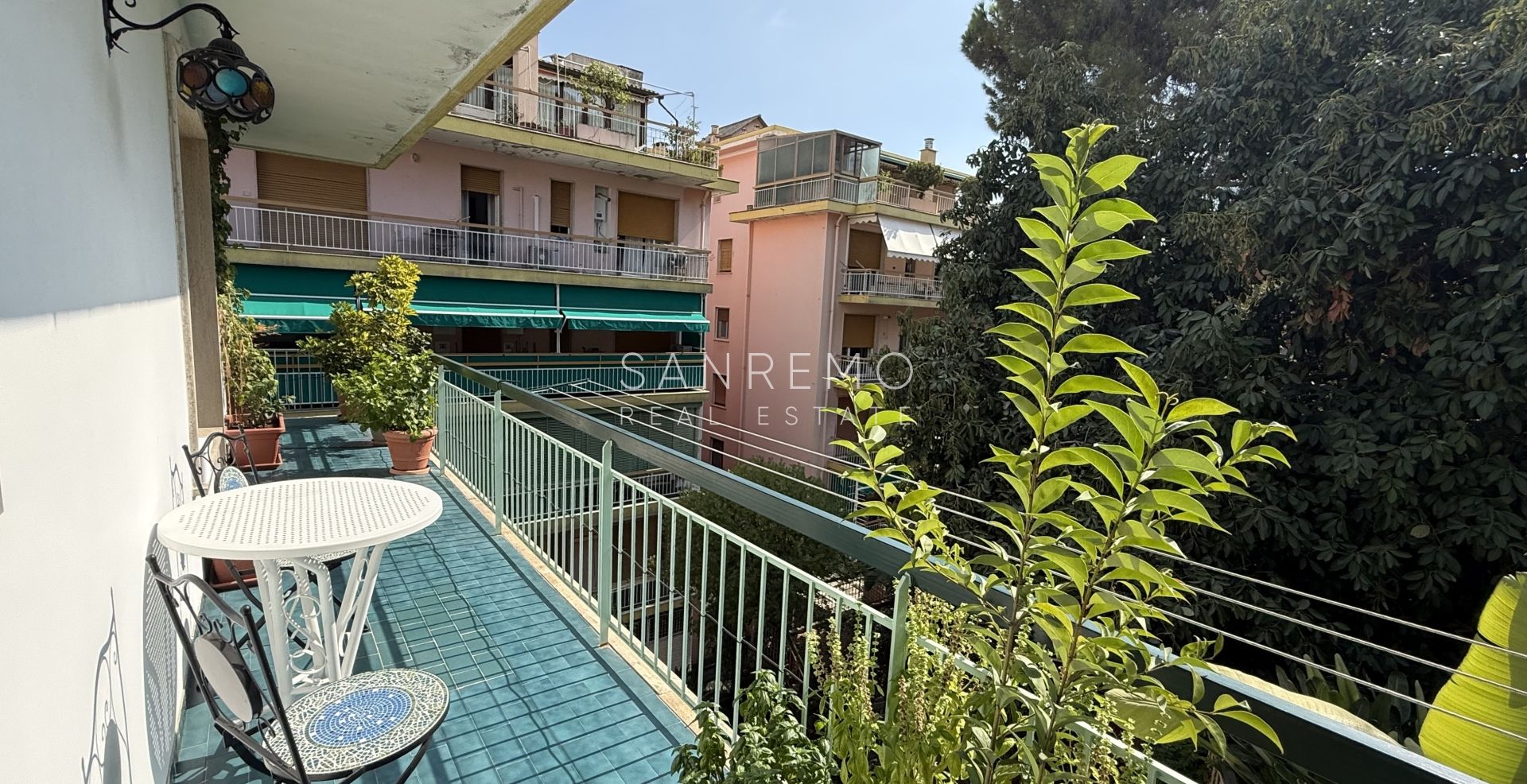 Bright four-room apartment just a few metres from the market square