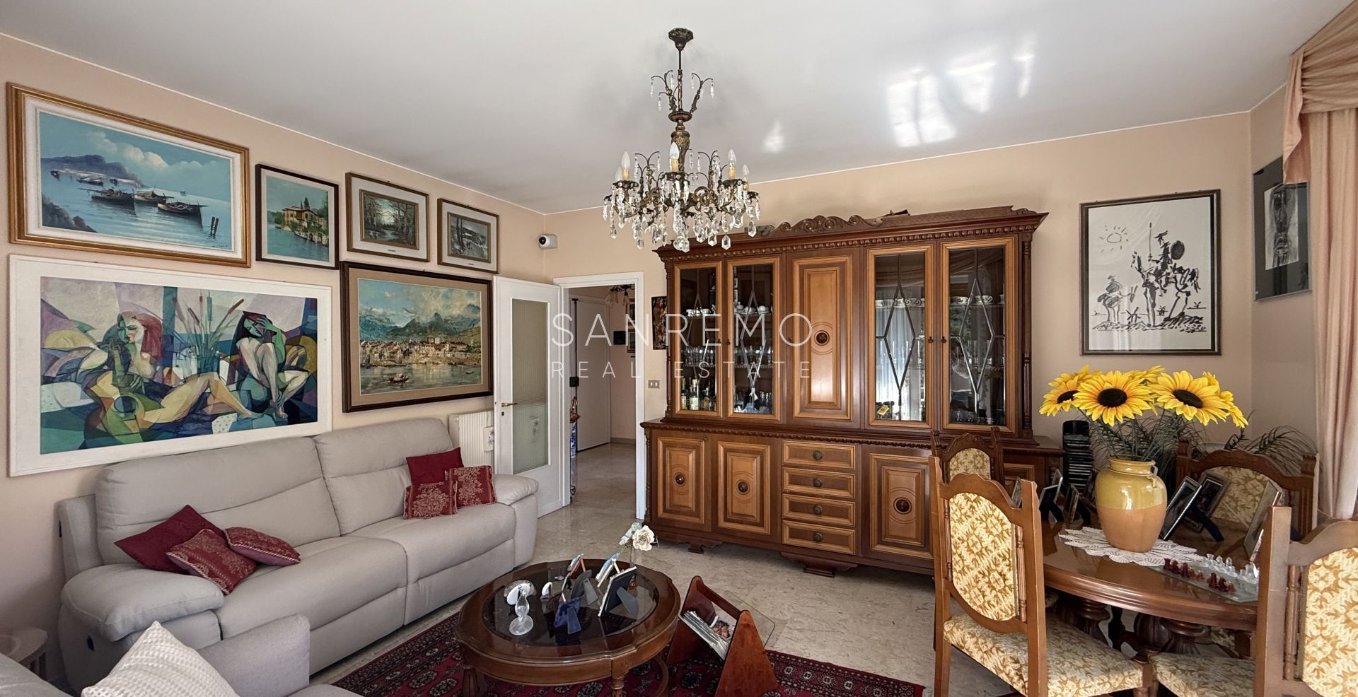 Bright four-room apartment just a few metres from the market square