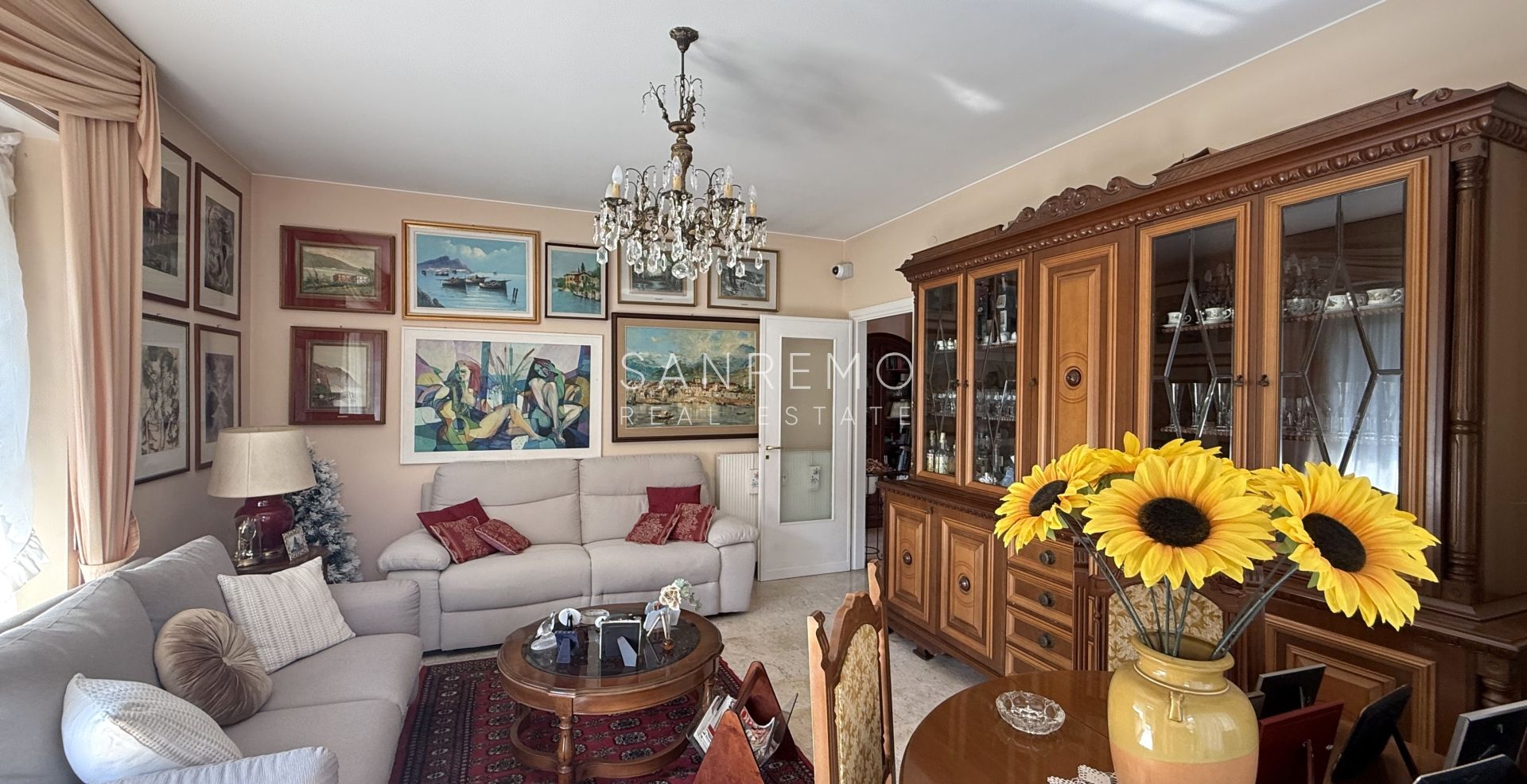 Bright four-room apartment just a few metres from the market square