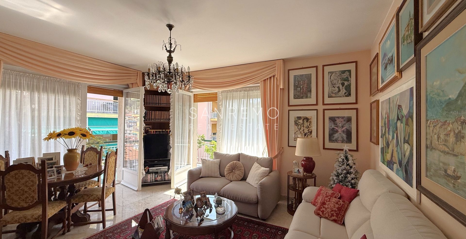 Bright four-room apartment just a few metres from the market square