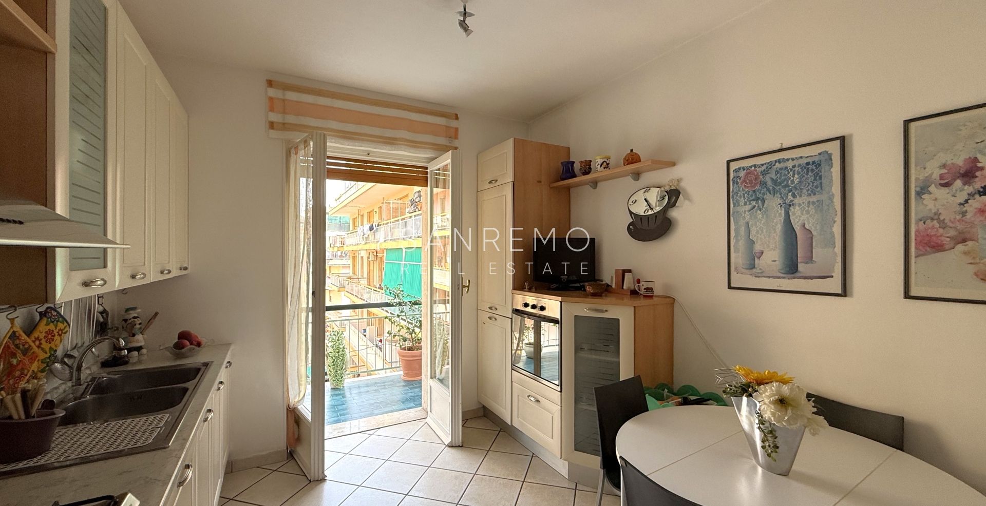 Bright four-room apartment just a few metres from the market square