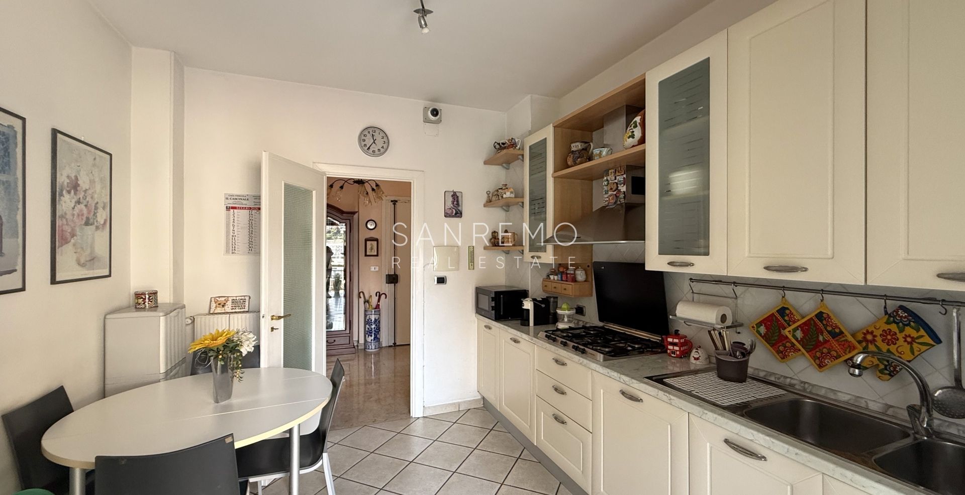 Bright four-room apartment just a few metres from the market square