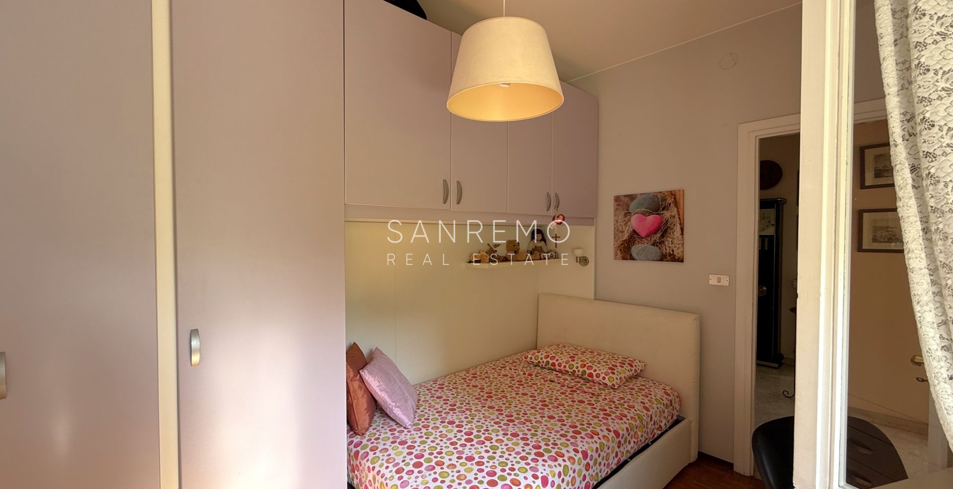 Bright four-room apartment just a few metres from the market square
