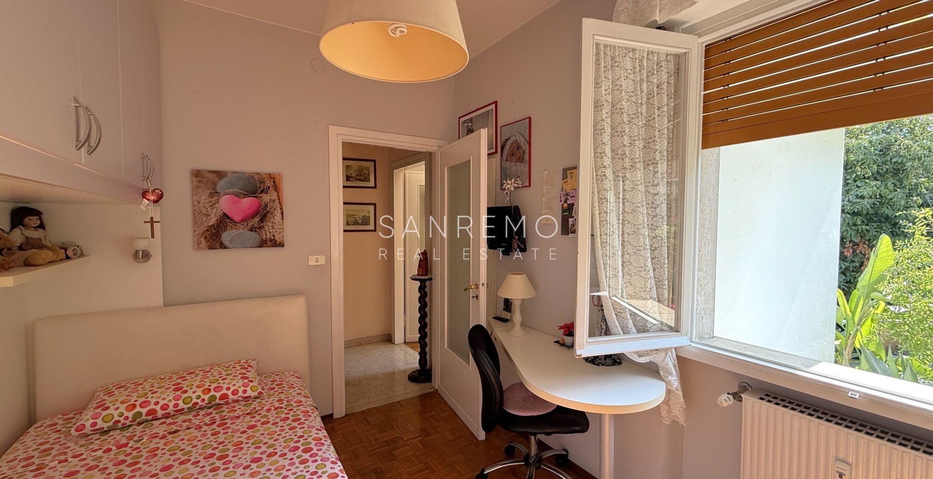 Bright four-room apartment just a few metres from the market square