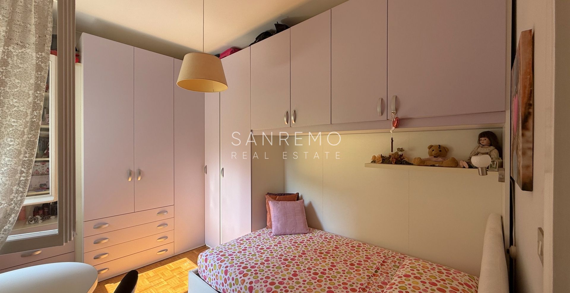 Bright four-room apartment just a few metres from the market square