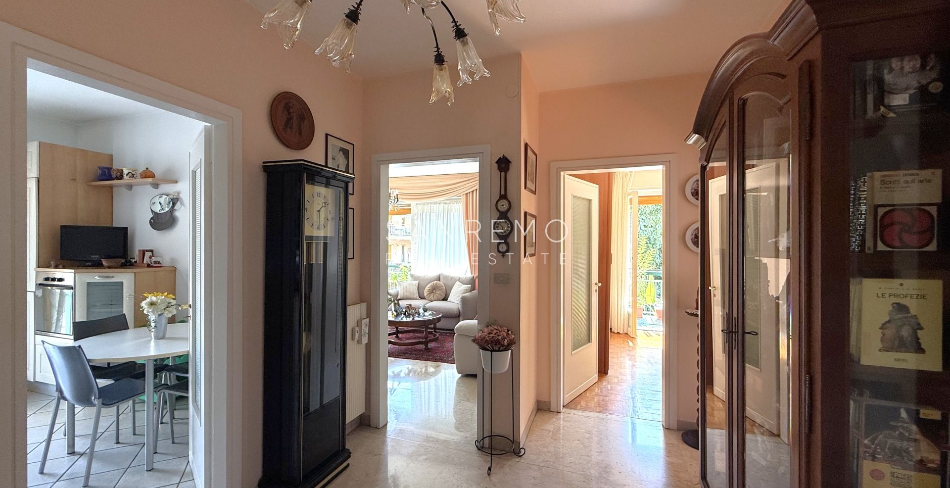 Bright four-room apartment just a few metres from the market square