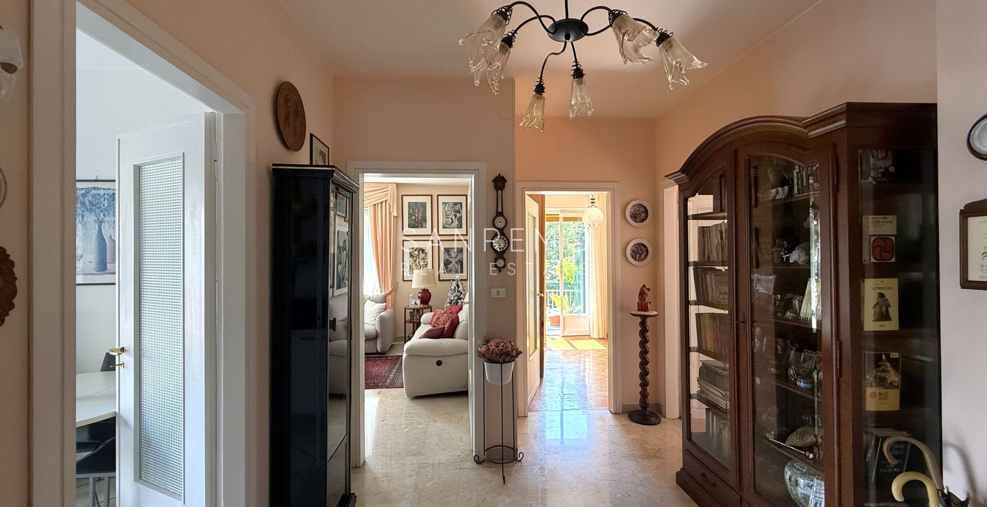 Bright four-room apartment just a few metres from the market square