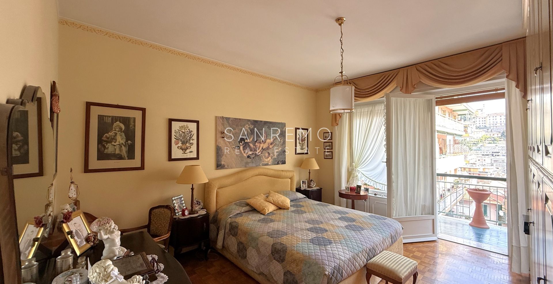 Bright four-room apartment just a few metres from the market square