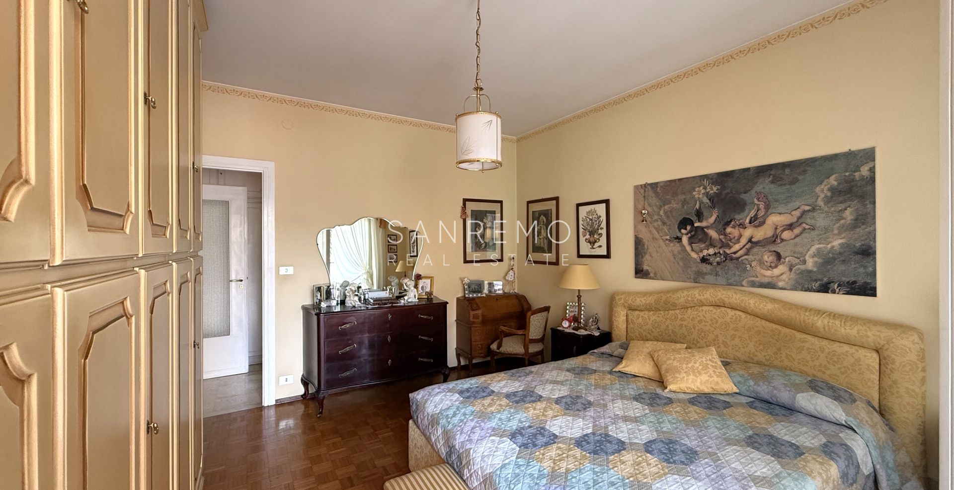 Bright four-room apartment just a few metres from the market square