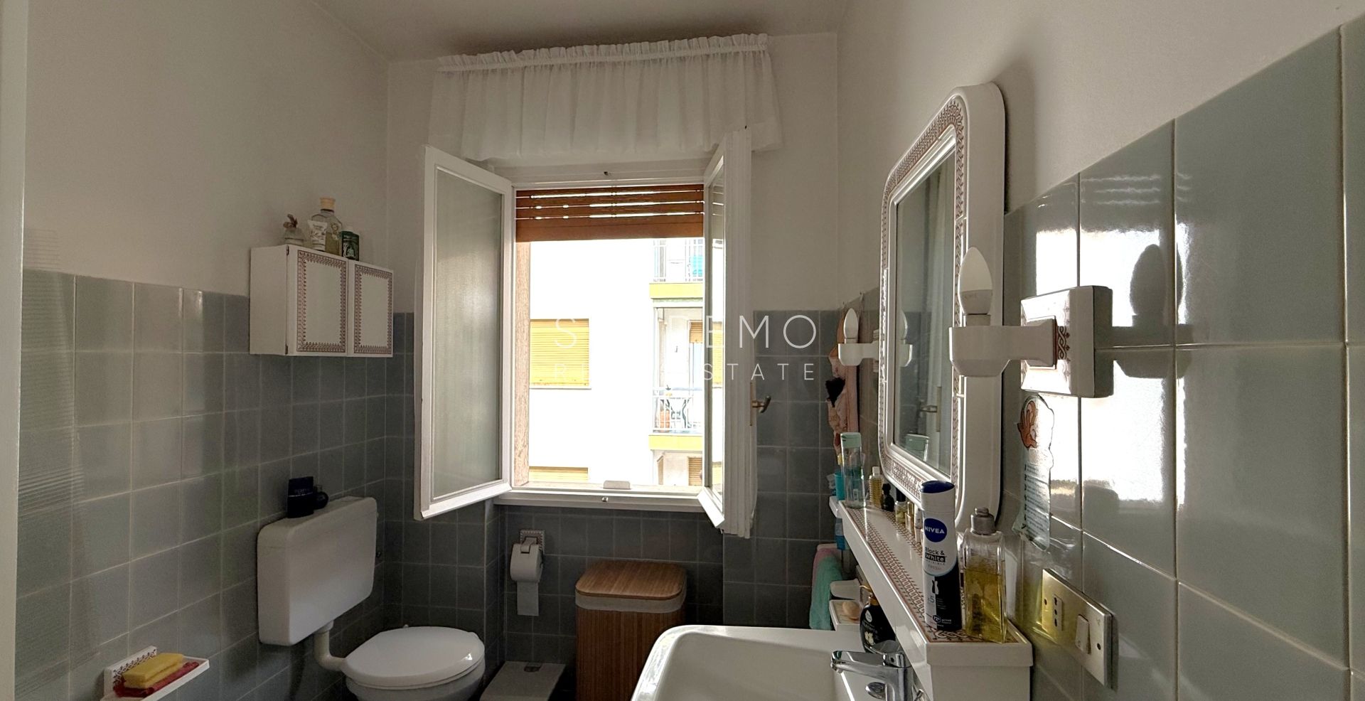 Bright four-room apartment just a few metres from the market square
