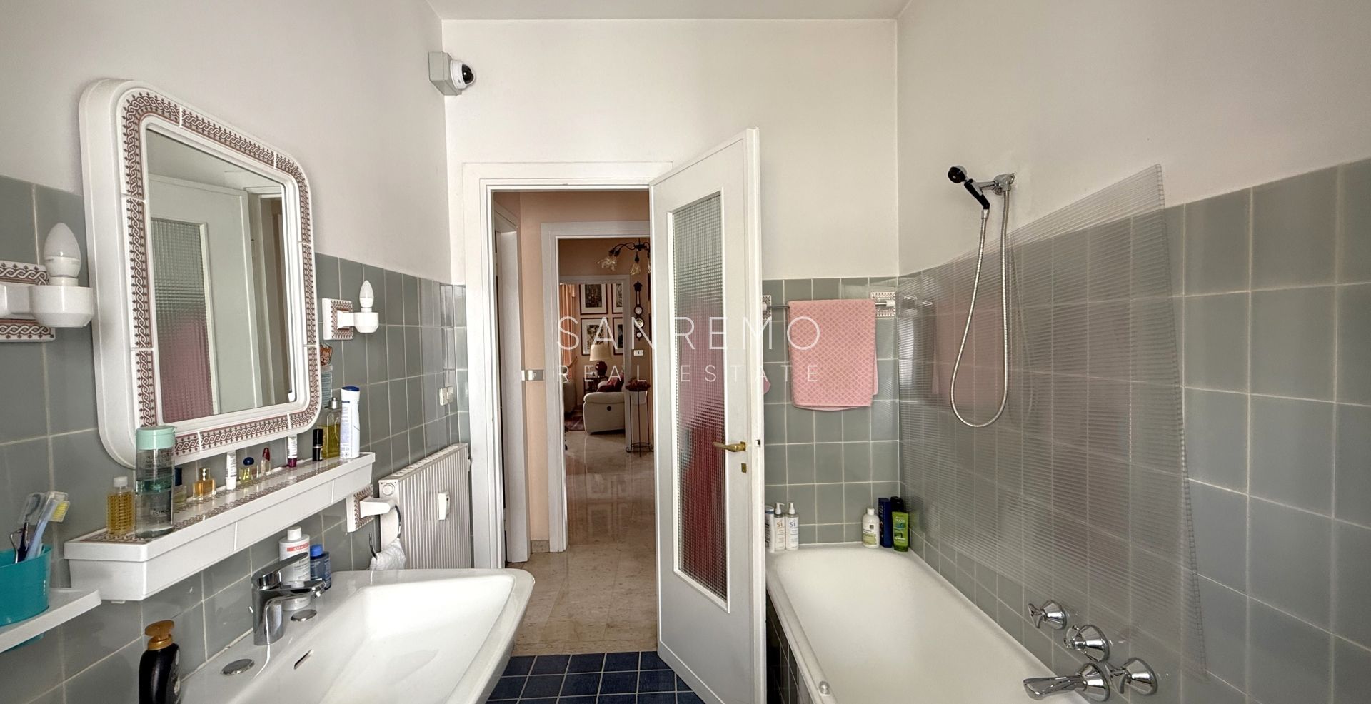 Bright four-room apartment just a few metres from the market square