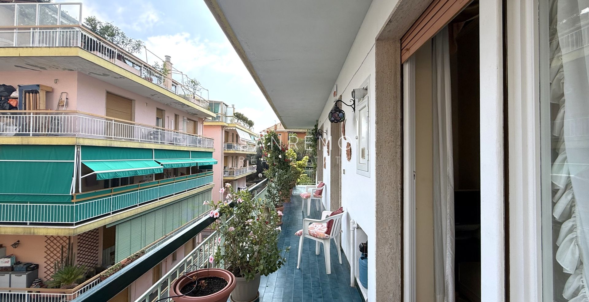 Bright four-room apartment just a few metres from the market square