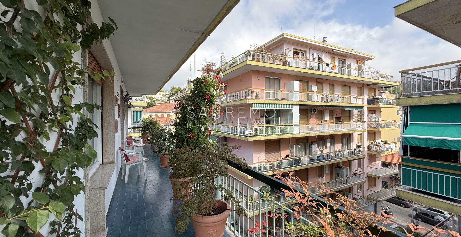 Bright four-room apartment just a few metres from the market square