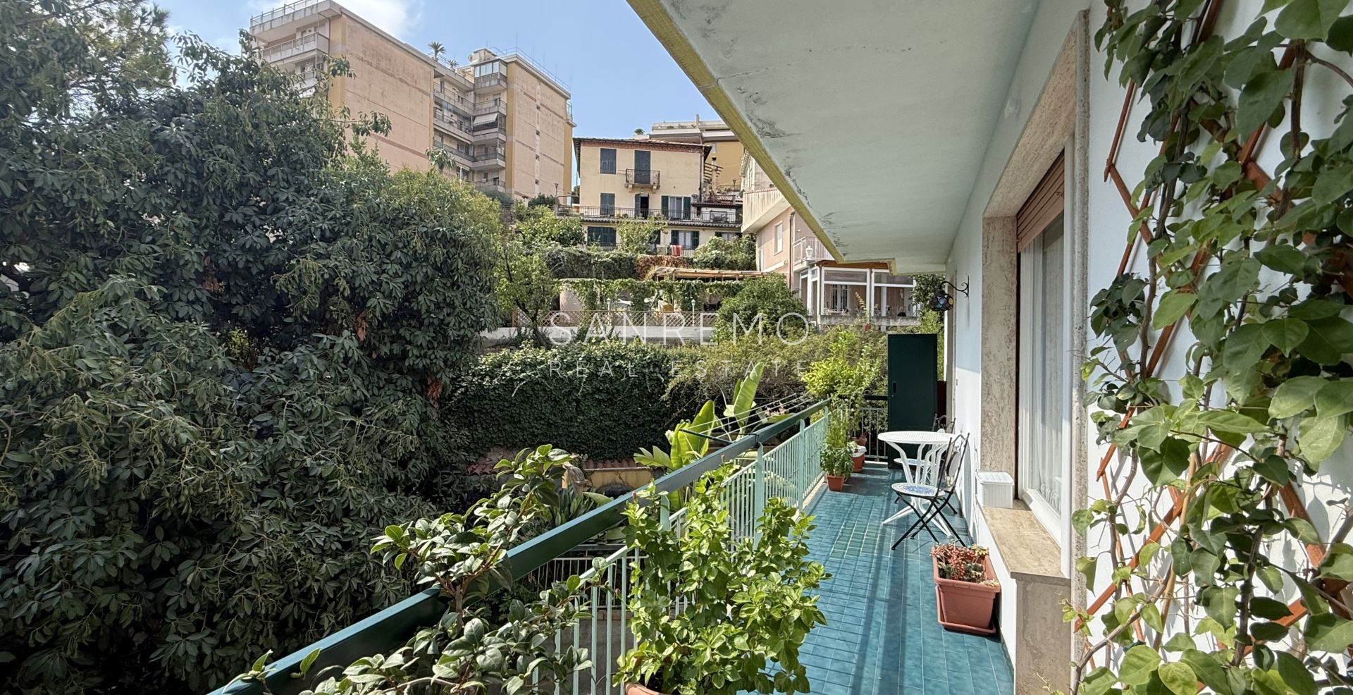 Bright four-room apartment just a few metres from the market square