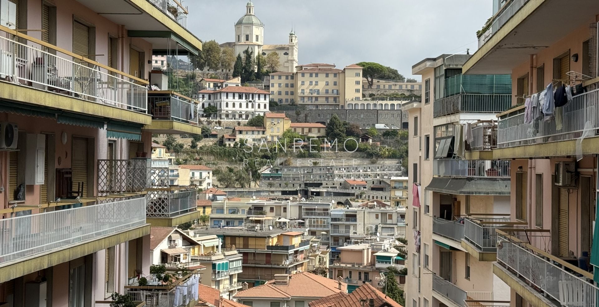 Bright four-room apartment just a few metres from the market square