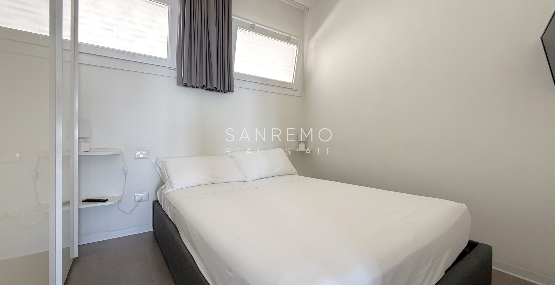 Bright one-bedroom apartment with a spacious terrace directly overlooking the sea