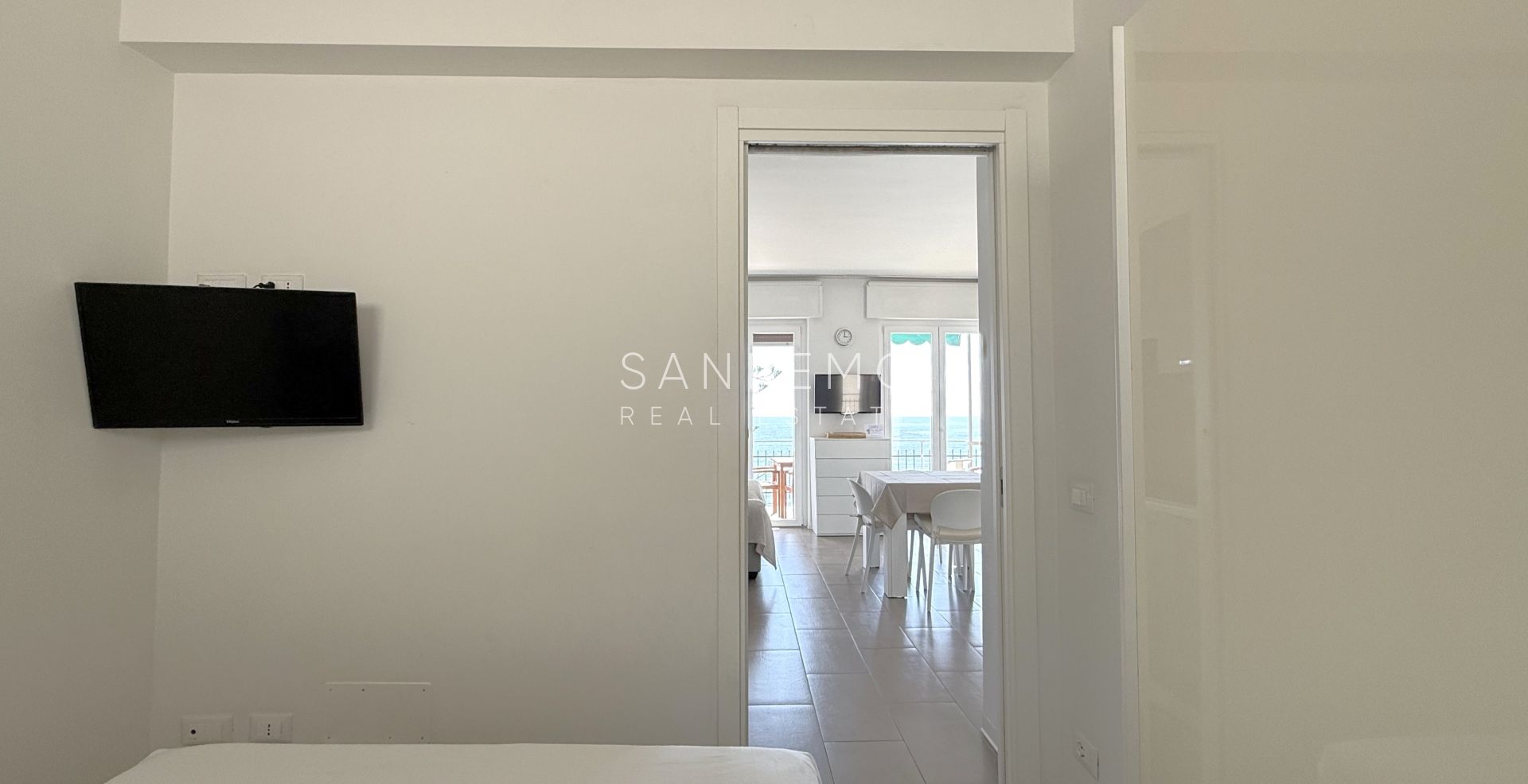Bright one-bedroom apartment with a spacious terrace directly overlooking the sea