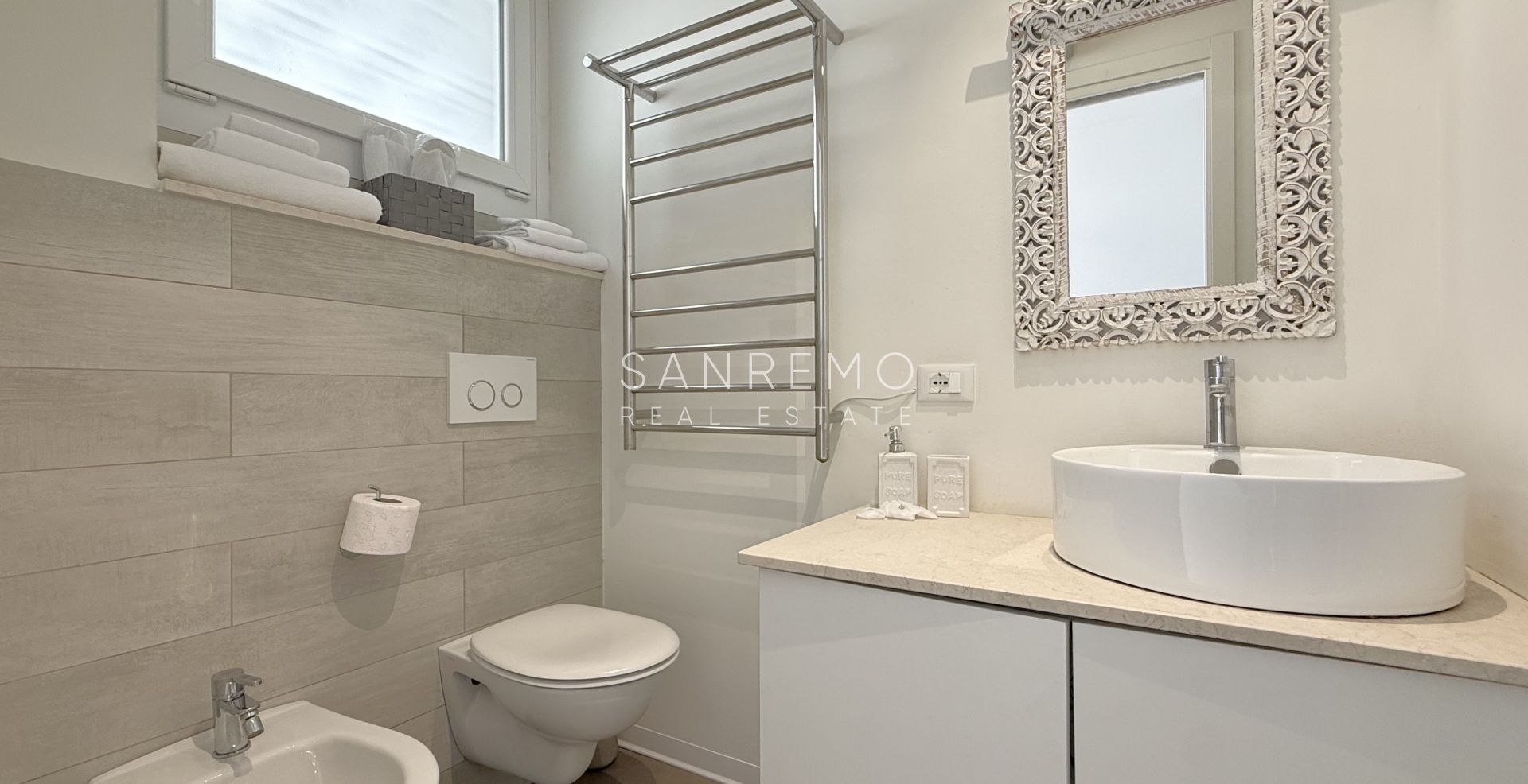 Bright one-bedroom apartment with a spacious terrace directly overlooking the sea