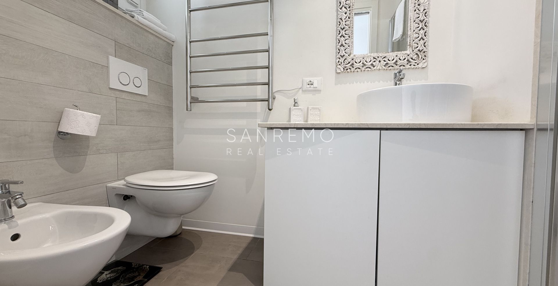 Bright one-bedroom apartment with a spacious terrace directly overlooking the sea