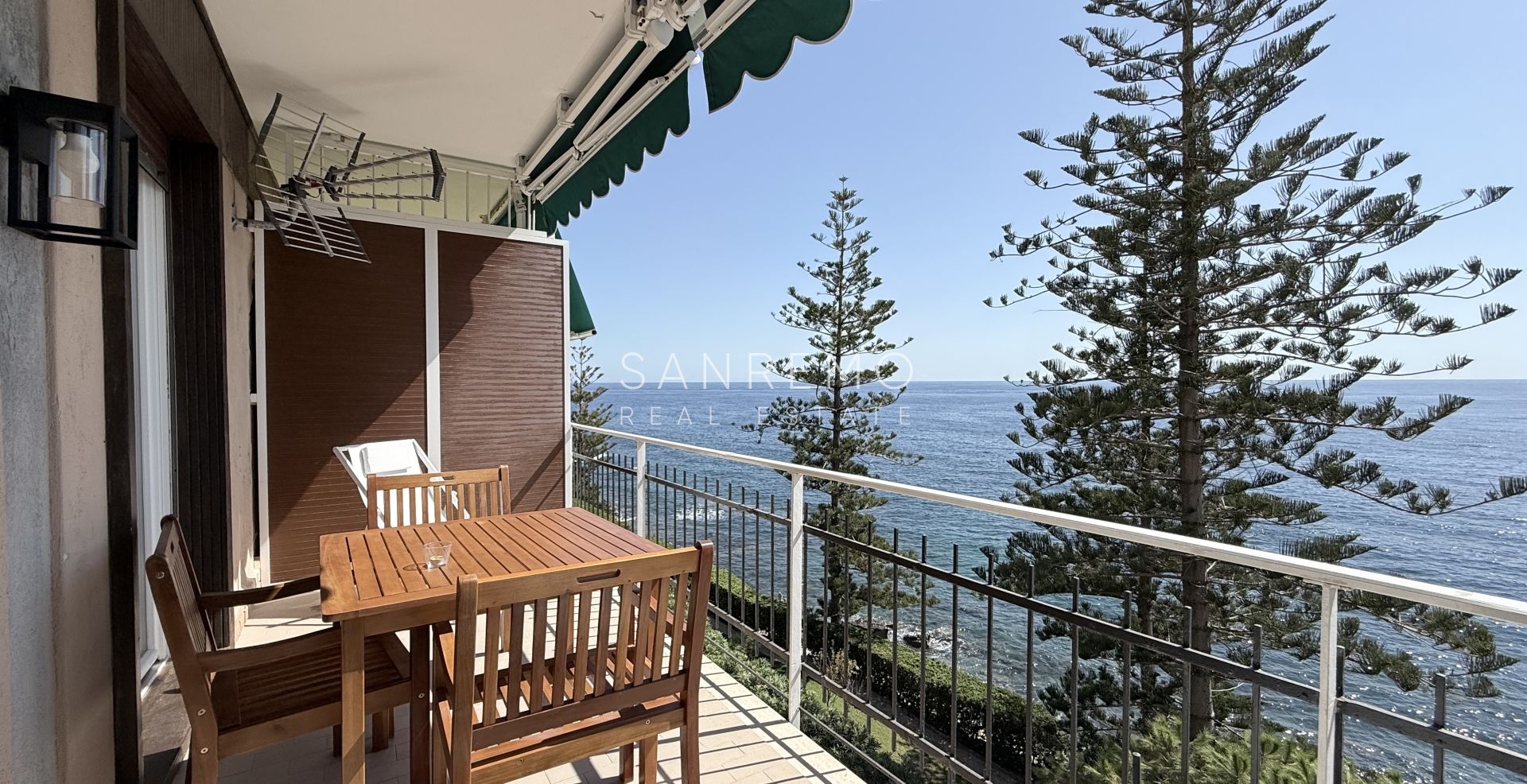 Bright one-bedroom apartment with a spacious terrace directly overlooking the sea