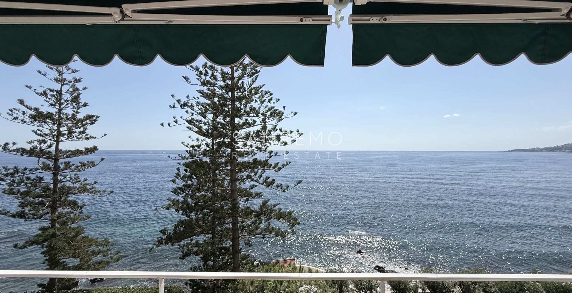 Bright one-bedroom apartment with a spacious terrace directly overlooking the sea